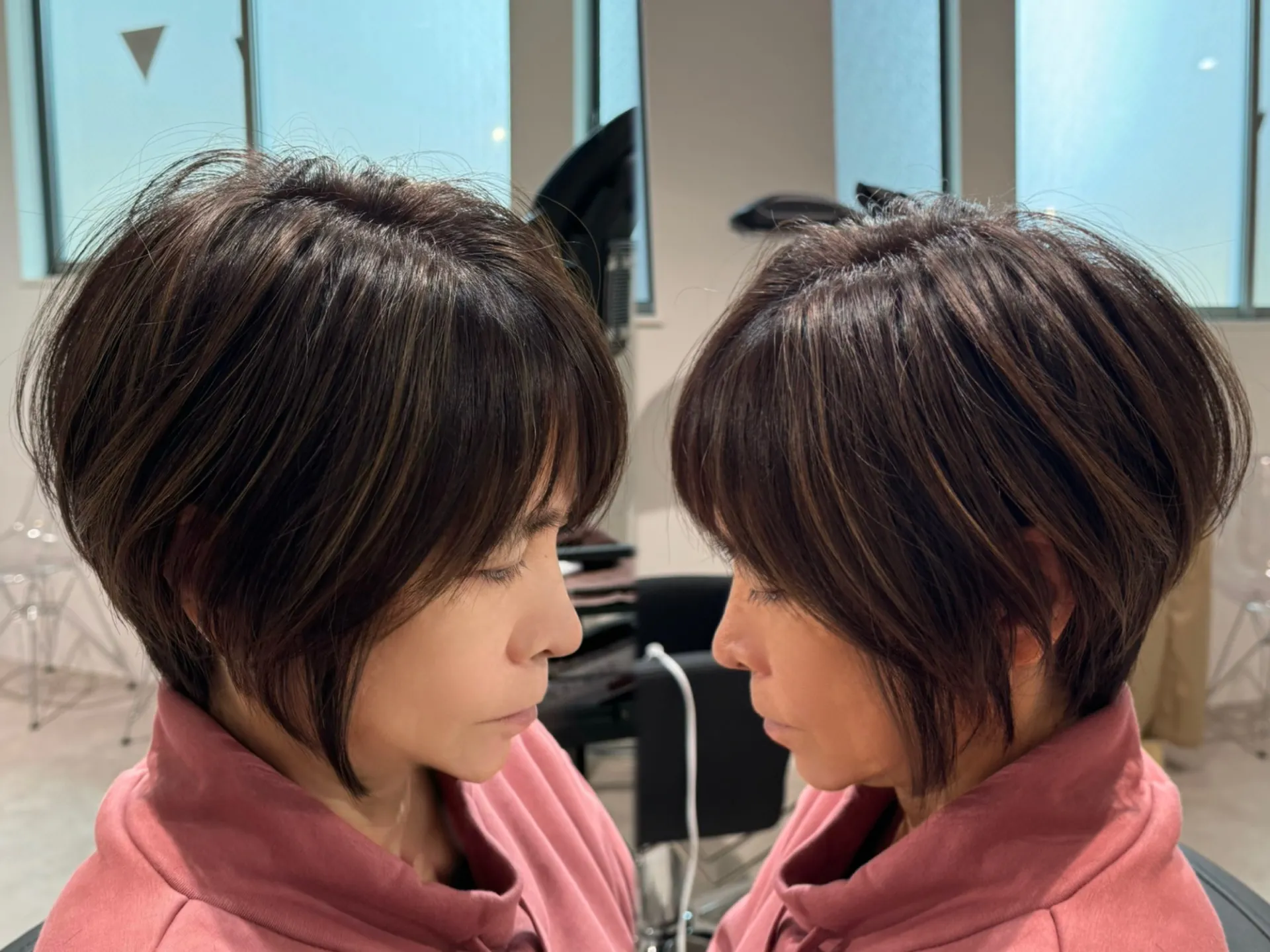 白髪を活かすハイライトで自然な髪色に！ストレスフリーな日常を手に入れよう
