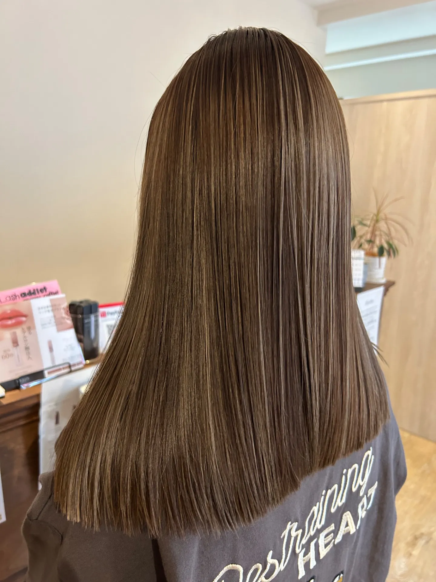 白髪ぼかしをブリーチやハイライトなしで挑戦!ダメージを抑えるコツと実体験レビュー