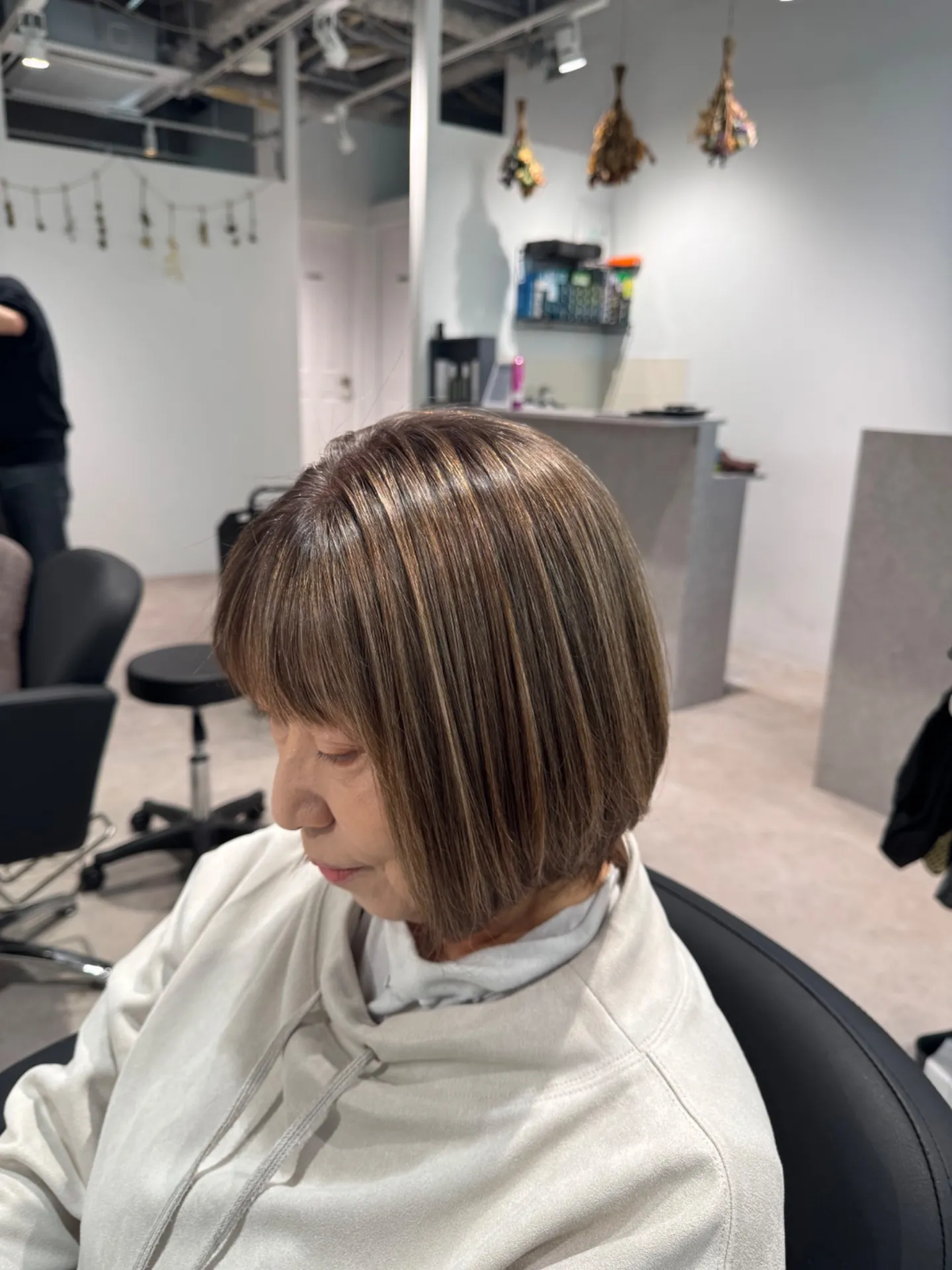 白髪ぼかしハイライトで脱白髪染めし白髪を目立ちづらくする魅力とコツ