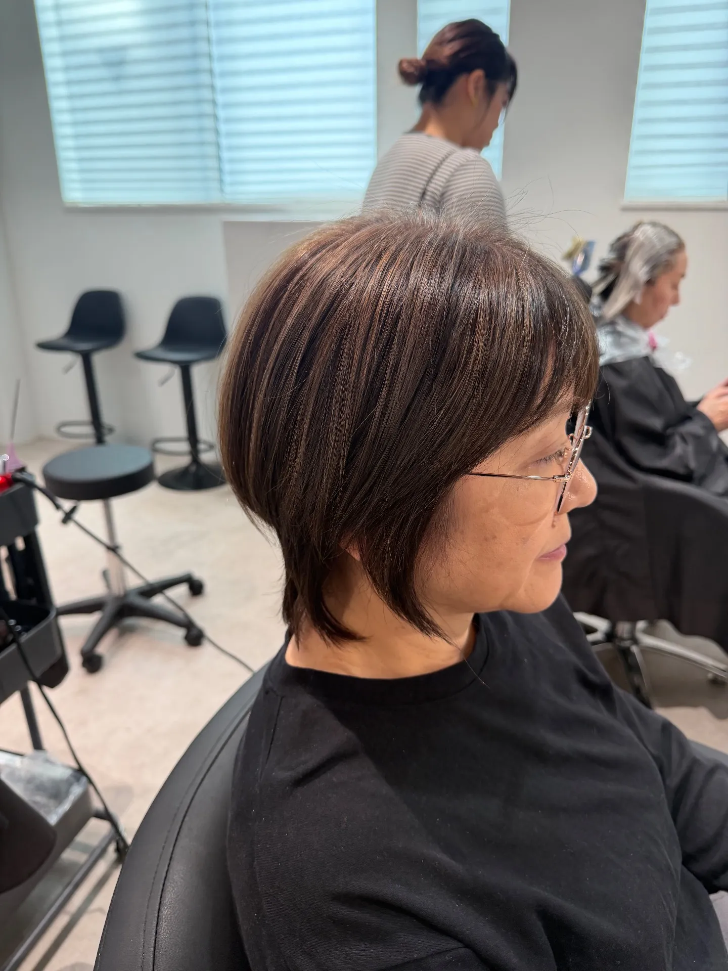 ブリーチなしハイライトなしで挑戦するダメージの少ない白髪ぼかしのメリットと注意点