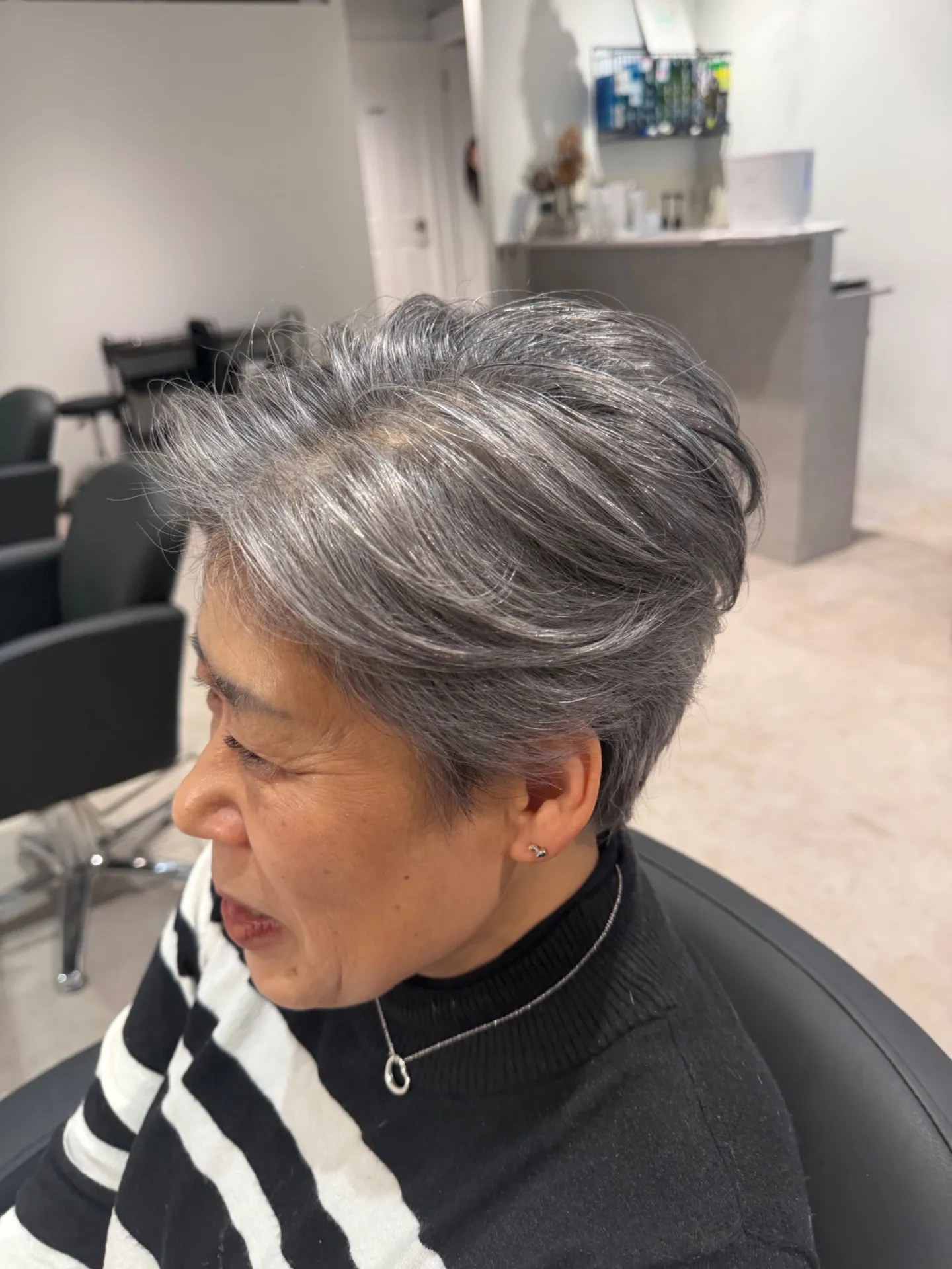 白髪ぼかしで白髪出始め対策!ブリーチ・ハイライトなしでも若々しく見せる自然なデザイン術