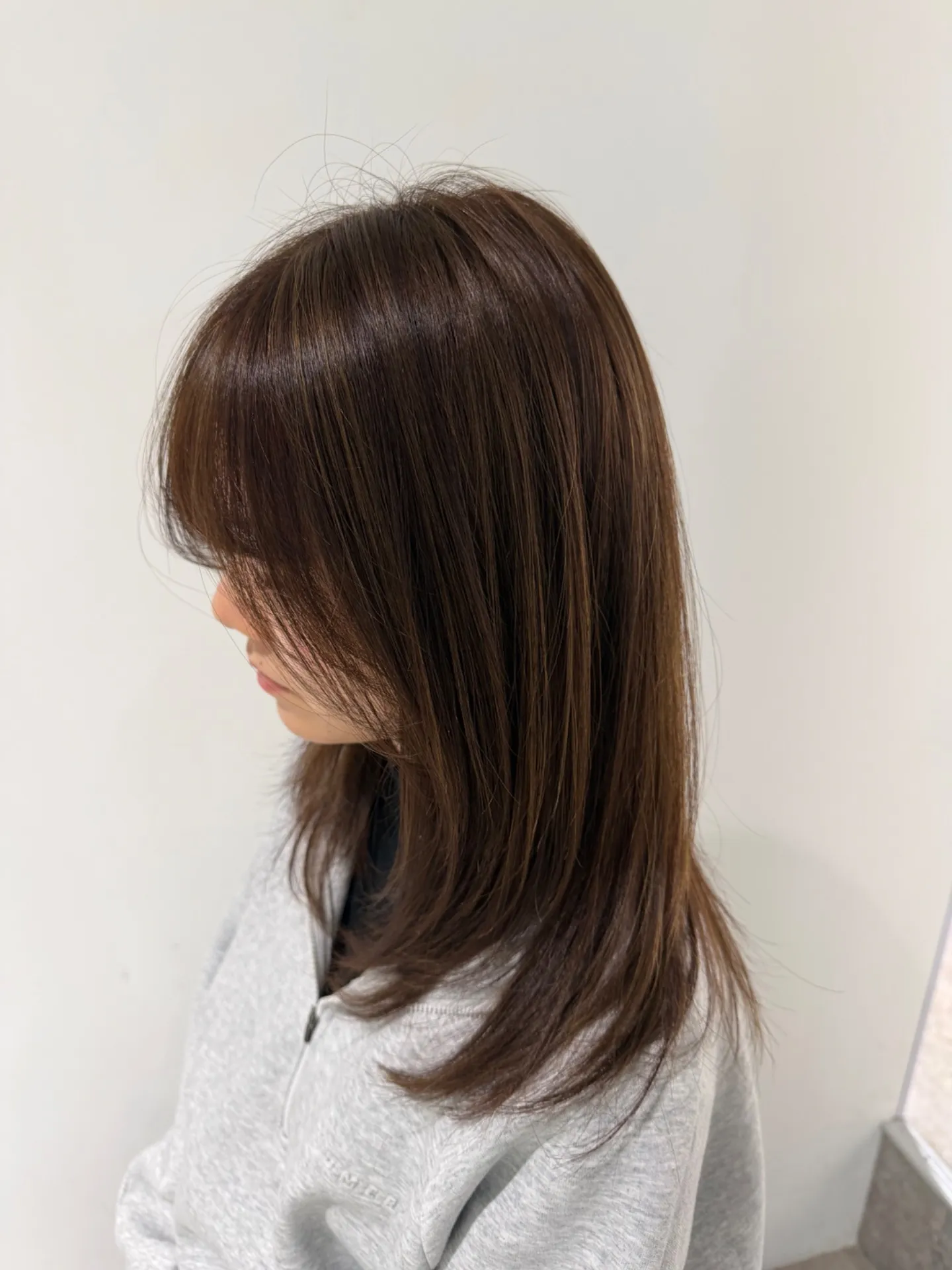 白髪ぼかしの方法とデザインで伸びても目立たない髪を船橋駅で叶えるコツ